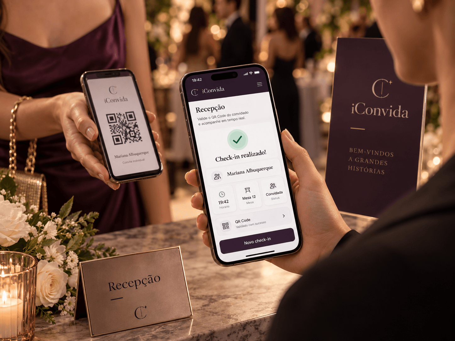 Recepcionista validando o QR Code de uma convidada no iConvida, com check-in confirmado na tela.